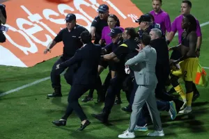 (Άρης) "Κλοπή- Η ξεφτίλα σας δεν έχει όρια"
