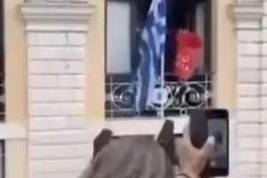(ΒΙΝΤΕΟ) Aτύχημα στην πρώτη Ανάσταση της Κέρκυρας -"Έφαγε" μπότη στο κεφάλι
