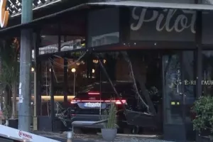 Σοβαρό τροχαίο- Αυτοκίνητο μπήκε σε καφετέρια!