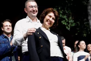 Η νέα πρόεδρος αποκάλεσε τη χώρα "Μακεδονία" στην ορκωμοσία της - Αποχώρησε η Ελληνίδα πρέσβης