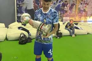 Ο Νικόλας με το τρόπαιο και την οικογένεια του