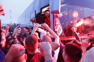 Αποθεωτική υποδοχή και το «ευχαριστώ» του Μπαρτζώκα στους οπαδούς του Ολυμπιακού
