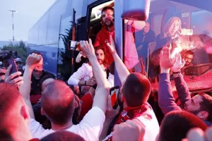 Αποθεωτική υποδοχή και το «ευχαριστώ» του Μπαρτζώκα στους οπαδούς του Ολυμπιακού