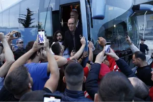 Αποθεωτική υποδοχή και το «ευχαριστώ» του Μπαρτζώκα στους οπαδούς του Ολυμπιακού