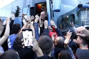 Αποθεωτική υποδοχή και το «ευχαριστώ» του Μπαρτζώκα στους οπαδούς του Ολυμπιακού
