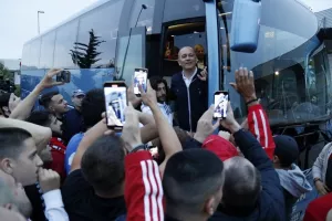 Αποθεωτική υποδοχή και το «ευχαριστώ» του Μπαρτζώκα στους οπαδούς του Ολυμπιακού