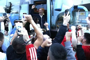 Αποθεωτική υποδοχή και το «ευχαριστώ» του Μπαρτζώκα στους οπαδούς του Ολυμπιακού