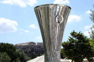 Στο Θησείο το γιγαντιαίο τρόπαιο του Conference League