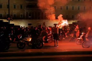 Χαμός στην Αθήνα από... τρελαμένους οπαδούς του Παναθηναϊκού! (βίντεο/φώτος)
