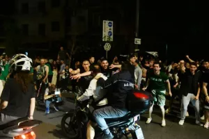 Χαμός στην Αθήνα από... τρελαμένους οπαδούς του Παναθηναϊκού! (βίντεο/φώτος)