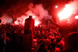 Φωτιά στην πλατεία Κοραή στο γκολ του Ολυμπιακού - Καίγεται ο Πειραιάς!