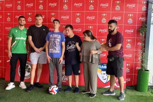 Ιωάννης και Μάριος έπαιξαν μπαλίτσα και... πρόσφεραν χαμόγελα! (Φώτος/Βίντεο)