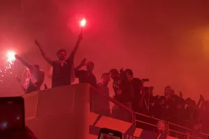 (ΒΙΝΤΕΟ-ΦΩΤΟΣ Kerkida) Κάηκε... ο εξώστης στην άφιξη των πρωταθλητών!