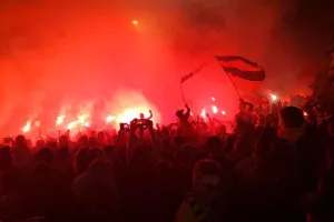 Πορτοκαλί/"Πάμε να το φέρουμε...Τα μάτια μας δεκατέσσερα σε όλες τις κερκίδες"