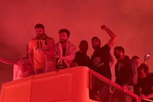 (ΒΙΝΤΕΟ-ΦΩΤΟΣ Kerkida) Κάηκε... ο εξώστης στην άφιξη των πρωταθλητών!