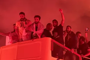 (ΒΙΝΤΕΟ-ΦΩΤΟΣ Kerkida) Κάηκε... ο εξώστης στην άφιξη των πρωταθλητών!