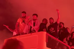 (ΒΙΝΤΕΟ-ΦΩΤΟΣ Kerkida) Κάηκε... ο εξώστης στην άφιξη των πρωταθλητών!