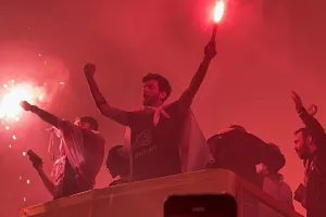 (ΒΙΝΤΕΟ-ΦΩΤΟΣ Kerkida) Κάηκε... ο εξώστης στην άφιξη των πρωταθλητών!