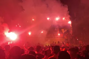 (ΒΙΝΤΕΟ-ΦΩΤΟΣ Kerkida) Κάηκε... ο εξώστης στην άφιξη των πρωταθλητών!