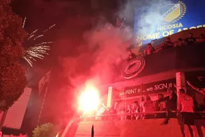(ΒΙΝΤΕΟ/Φώτος Kerkida-UPD) ΧΑΜΟΣ... στον εξώστη
