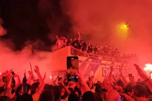 (ΒΙΝΤΕΟ-ΦΩΤΟΣ Kerkida) Κάηκε... ο εξώστης στην άφιξη των πρωταθλητών!