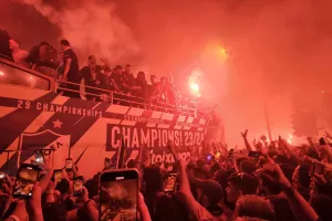 (ΒΙΝΤΕΟ-ΦΩΤΟΣ Kerkida) Κάηκε... ο εξώστης στην άφιξη των πρωταθλητών!