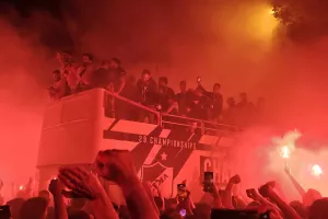 (ΒΙΝΤΕΟ-ΦΩΤΟΣ Kerkida) Κάηκε... ο εξώστης στην άφιξη των πρωταθλητών!