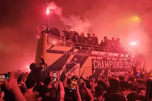 (ΒΙΝΤΕΟ-ΦΩΤΟΣ Kerkida) Κάηκε... ο εξώστης στην άφιξη των πρωταθλητών!
