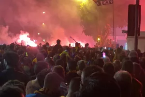 (ΒΙΝΤΕΟ-ΦΩΤΟΣ Kerkida) Κάηκε... ο εξώστης στην άφιξη των πρωταθλητών!