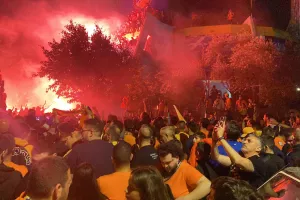 (ΒΙΝΤΕΟ-ΦΩΤΟΣ Kerkida) Κάηκε... ο εξώστης στην άφιξη των πρωταθλητών!