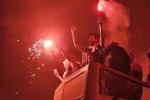 (ΒΙΝΤΕΟ-ΦΩΤΟΣ Kerkida) Κάηκε... ο εξώστης στην άφιξη των πρωταθλητών!