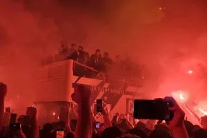 (ΒΙΝΤΕΟ-ΦΩΤΟΣ Kerkida) Κάηκε... ο εξώστης στην άφιξη των πρωταθλητών!