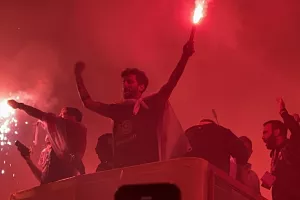 (ΒΙΝΤΕΟ-ΦΩΤΟΣ Kerkida) Κάηκε... ο εξώστης στην άφιξη των πρωταθλητών!