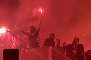 (ΒΙΝΤΕΟ-ΦΩΤΟΣ Kerkida) Κάηκε... ο εξώστης στην άφιξη των πρωταθλητών!