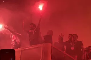 (ΒΙΝΤΕΟ-ΦΩΤΟΣ Kerkida) Κάηκε... ο εξώστης στην άφιξη των πρωταθλητών!