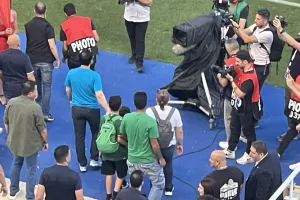 Με φανέλα της Πάφου ο ΠτΔ στο ΓΣΠ - "Έρχονται εξελίξεις" (Φώτος)