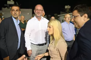 "Όλοι μαζί ενωμένοι, με ασπίδα την Ανόρθωση και τον υπέροχο κόσμο μας θα τα καταφέρουμε" (Φώτος)