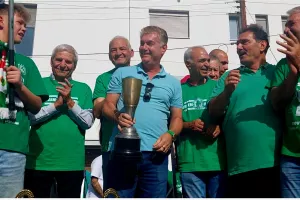 Ευχές σε Παπασταύρου: "Πολύχρονος Πρόεδρε"