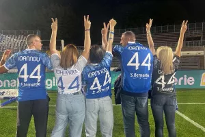 Ο Νικόλας με το τρόπαιο και την οικογένεια του