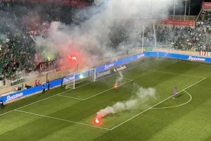Πυρσοί στο τερέν, ζημιά στα δίχτυα και... προσωρινή διακοπή