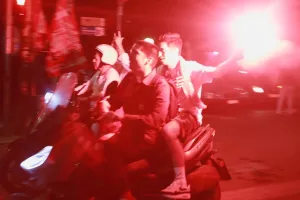 Ασφυξία στους δρόμους του Πειραιά, μπλοκαρισμένοι όλοι οι δρόμοι για τον θρίαμβο του Ολυμπιακού
