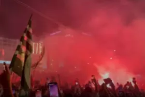 Χαμός στην Αθήνα από... τρελαμένους οπαδούς του Παναθηναϊκού! (βίντεο/φώτος)