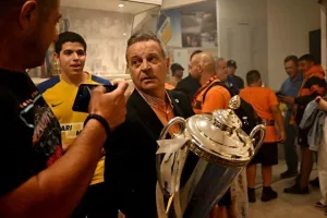 Η... κούπα/Πρόδρομος