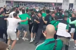 (ΒΙΝΤΕΟ) Οργανωμένη επίθεση τούρκων σε Έλληνες φιλάθλους