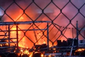 Θεσσαλονίκη: Στις φλόγες φορτηγά στο λιμάνι – Συναγερμός στην Πυροσβεστική