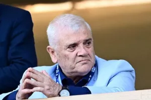 Στη Θεσσαλονίκη ο Μελισσανίδης- Συνθήματα έξω από το ξενοδοχείο του 