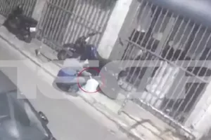 Κλέφτης με μπιτόνι και σωλήνα αδειάζει τα καύσιμα από τις μηχανές