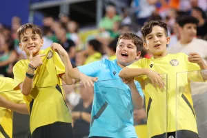 (ΦΩΤΟΣ) O κόσμος στην Αρένα για το Κύπρος - Τσεχία