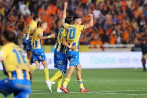 ΑΠΟΕΛ - ΑΕΚ: Το πρωτάθλημα... βάφτηκε γαλαζοκίτρινο για 29η φορά! (Φώτος)