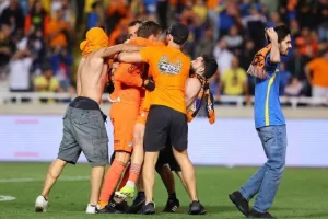 ΑΠΟΕΛ - ΑΕΚ: Το πρωτάθλημα... βάφτηκε γαλαζοκίτρινο για 29η φορά! (Φώτος)